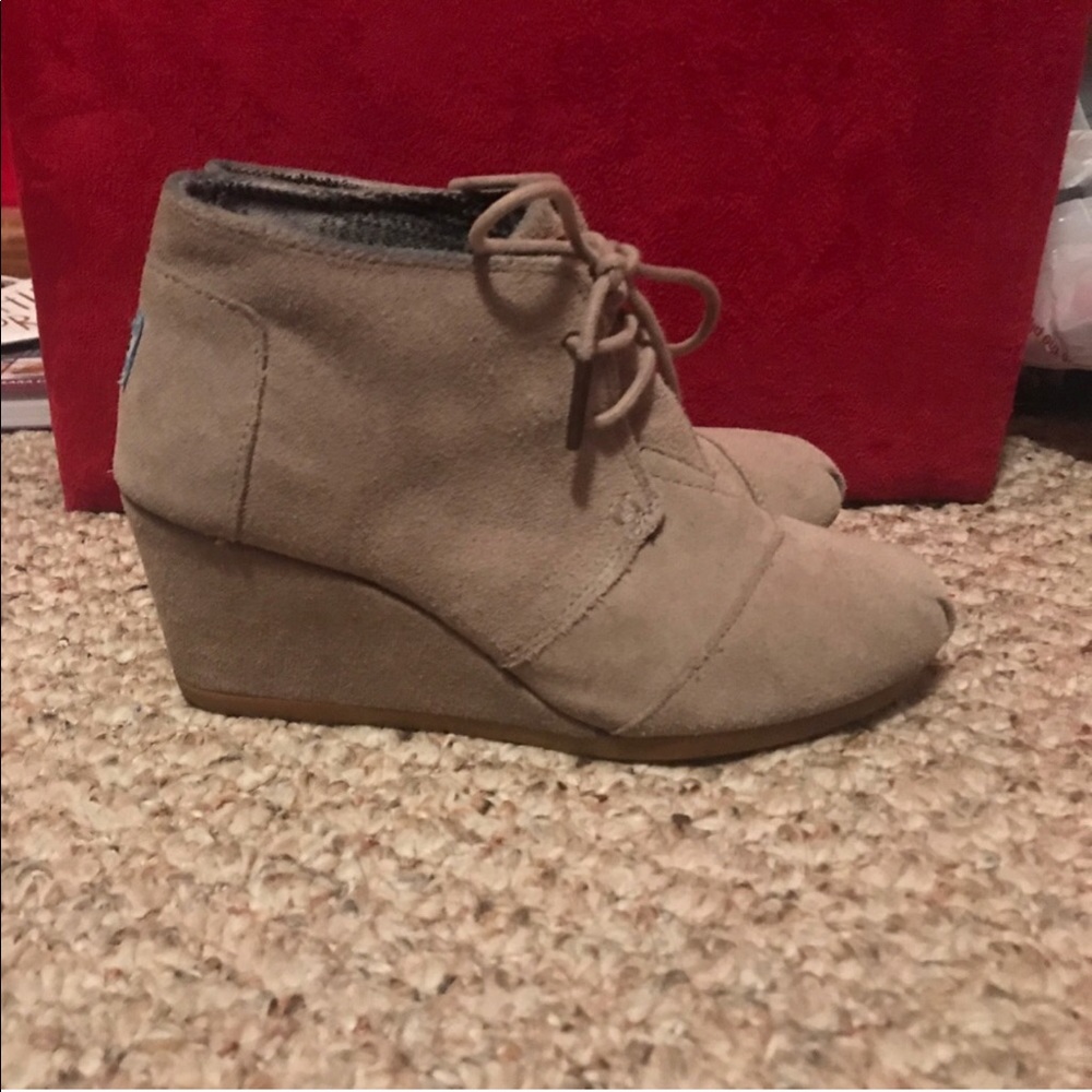 Toms desert wedge booties